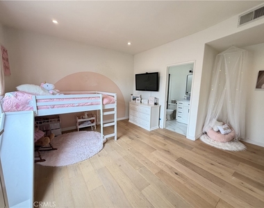 4970 Kester Avenue - Photo Thumbnail 10