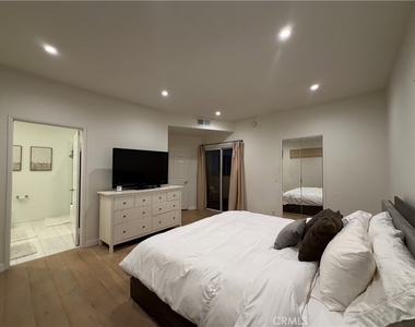 4970 Kester Avenue - Photo Thumbnail 7