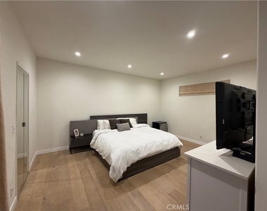4970 Kester Avenue - Photo Thumbnail 6