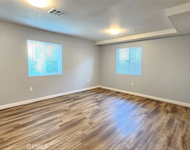 213 W 43rd - Photo Thumbnail 2