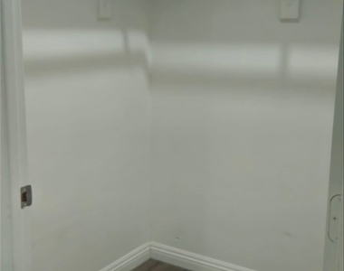 12306 Valley View - Photo Thumbnail 4