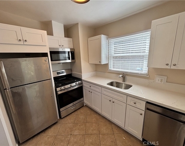 132 S Batavia Street - Photo Thumbnail 6