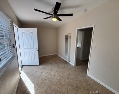 132 S Batavia Street - Photo Thumbnail 4