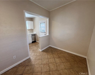 132 S Batavia Street - Photo Thumbnail 9