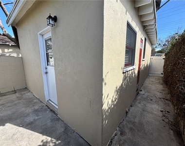 132 S Batavia Street - Photo Thumbnail 13