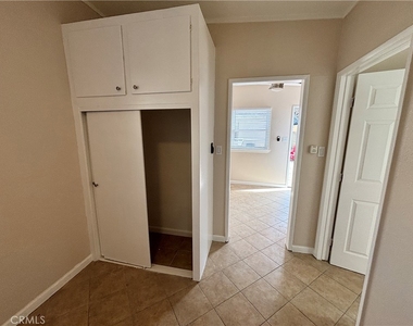 132 S Batavia Street - Photo Thumbnail 5