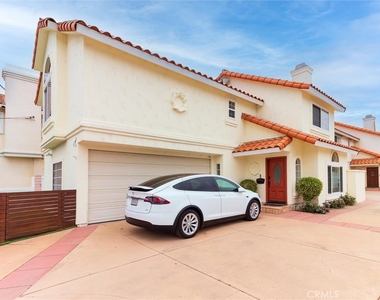 2703 Huntington Lane - Photo Thumbnail 2