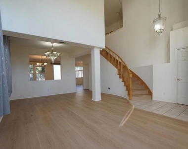 2207 Spanish Court - Photo Thumbnail 4