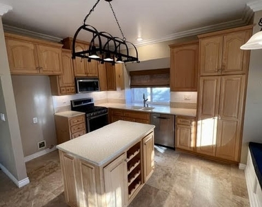 10671 Champagne - Photo Thumbnail 9