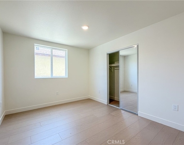 734 E 52nd Street - Photo Thumbnail 4