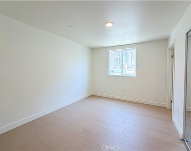 734 E 52nd Street - Photo Thumbnail 11