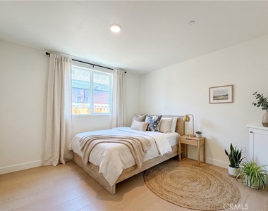 734 E 52nd Street - Photo Thumbnail 5