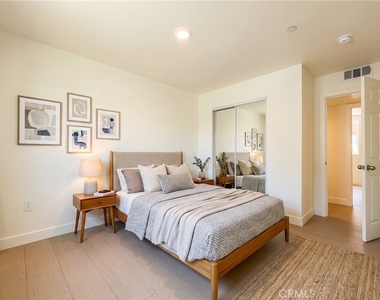 734 E 52nd Street - Photo Thumbnail 9