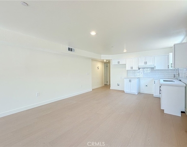 734 E 52nd Street - Photo Thumbnail 10