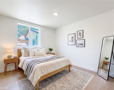 734 E 52nd Street - Photo Thumbnail 7