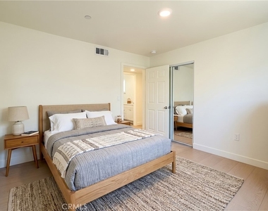 734 E 52nd Street - Photo Thumbnail 14