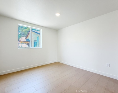 734 E 52nd Street - Photo Thumbnail 13