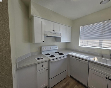 2255 Chestnut St - Photo Thumbnail 7