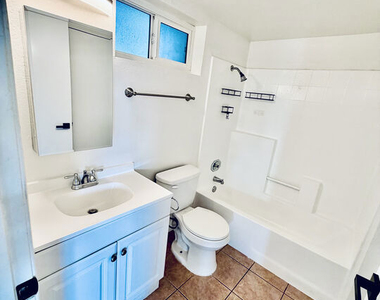 1052 S Mariposa Avenue - Photo Thumbnail 5