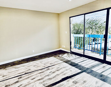1052 S Mariposa Avenue - Photo Thumbnail 3