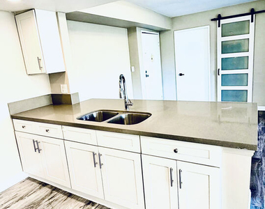 1052 S Mariposa Avenue - Photo Thumbnail 2