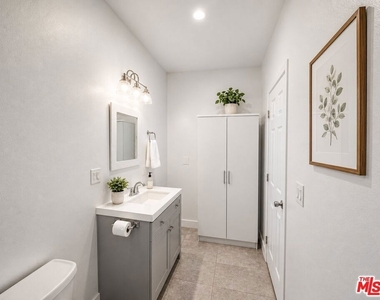 2927 S Catalina Street - Photo Thumbnail 10