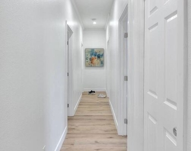 2927 S Catalina Street - Photo Thumbnail 2