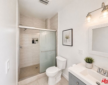 2927 S Catalina Street - Photo Thumbnail 4