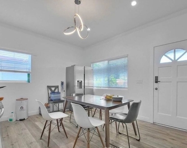 2927 S Catalina Street - Photo Thumbnail 1