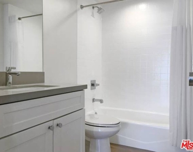 301 S Swall Drive - Photo Thumbnail 7