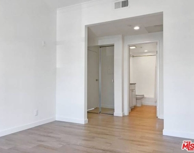 301 S Swall Drive - Photo Thumbnail 6