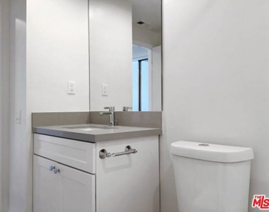 301 S Swall Drive - Photo Thumbnail 8