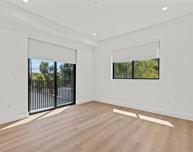 5839 Kester Avenue - Photo Thumbnail 5