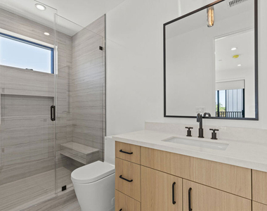 5839 Kester Avenue - Photo Thumbnail 12