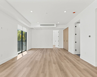 5839 Kester Avenue - Photo Thumbnail 3