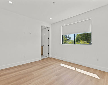 5839 Kester Avenue - Photo Thumbnail 9