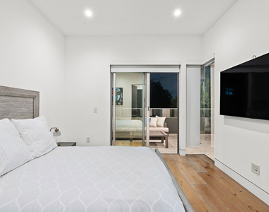 637 N Gardner Street - Photo Thumbnail 30