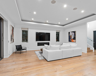637 N Gardner Street - Photo Thumbnail 9