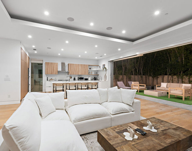 637 N Gardner Street - Photo Thumbnail 11