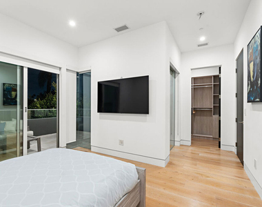 637 N Gardner Street - Photo Thumbnail 31