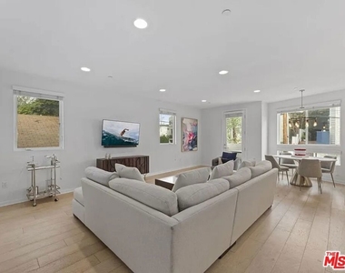 11912 Laurelwood Drive - Photo Thumbnail 8