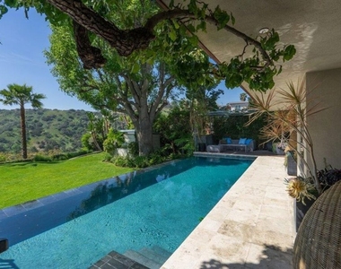 2439 Carman Crest Drive - Photo Thumbnail 3