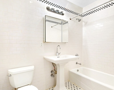 West 45th Street - Photo Thumbnail 4