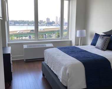 60 Riverside Boulevard - Photo Thumbnail 8