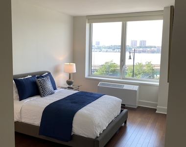 60 Riverside Boulevard - Photo Thumbnail 11