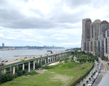 60 Riverside Boulevard - Photo Thumbnail 18