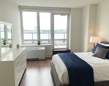 60 Riverside Boulevard - Photo Thumbnail 7