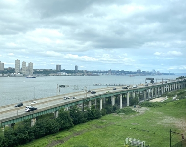 60 Riverside Boulevard - Photo Thumbnail 4