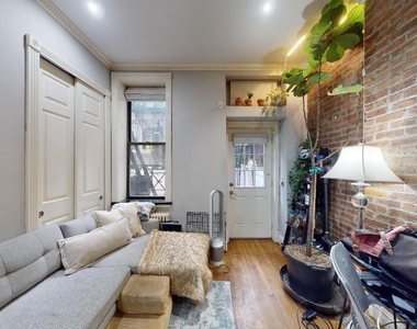 Mott Street - Photo Thumbnail 2