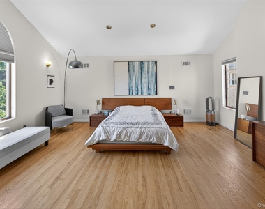 1425 Burton Street - Photo Thumbnail 12